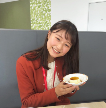 プリンを食べる田中佑美さん