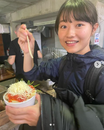 パスタを食べる田中佑美さん