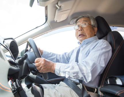 運転する高齢者の画像